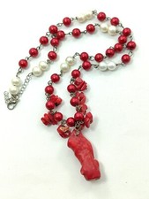 Collana Donna In Perle Bianche E Rosse Con Ciondolo In Corallo Bambù Lungh.65 Cm