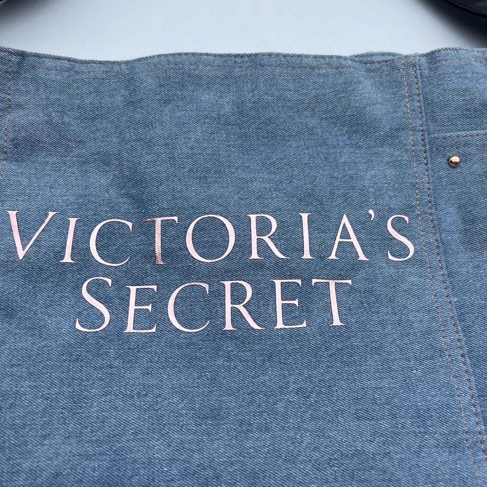 Bolso de Mano Victoria's Secret Denim Claro Rosa Tachuelas y Escritura Correa Única Negro Foto 2 de 4