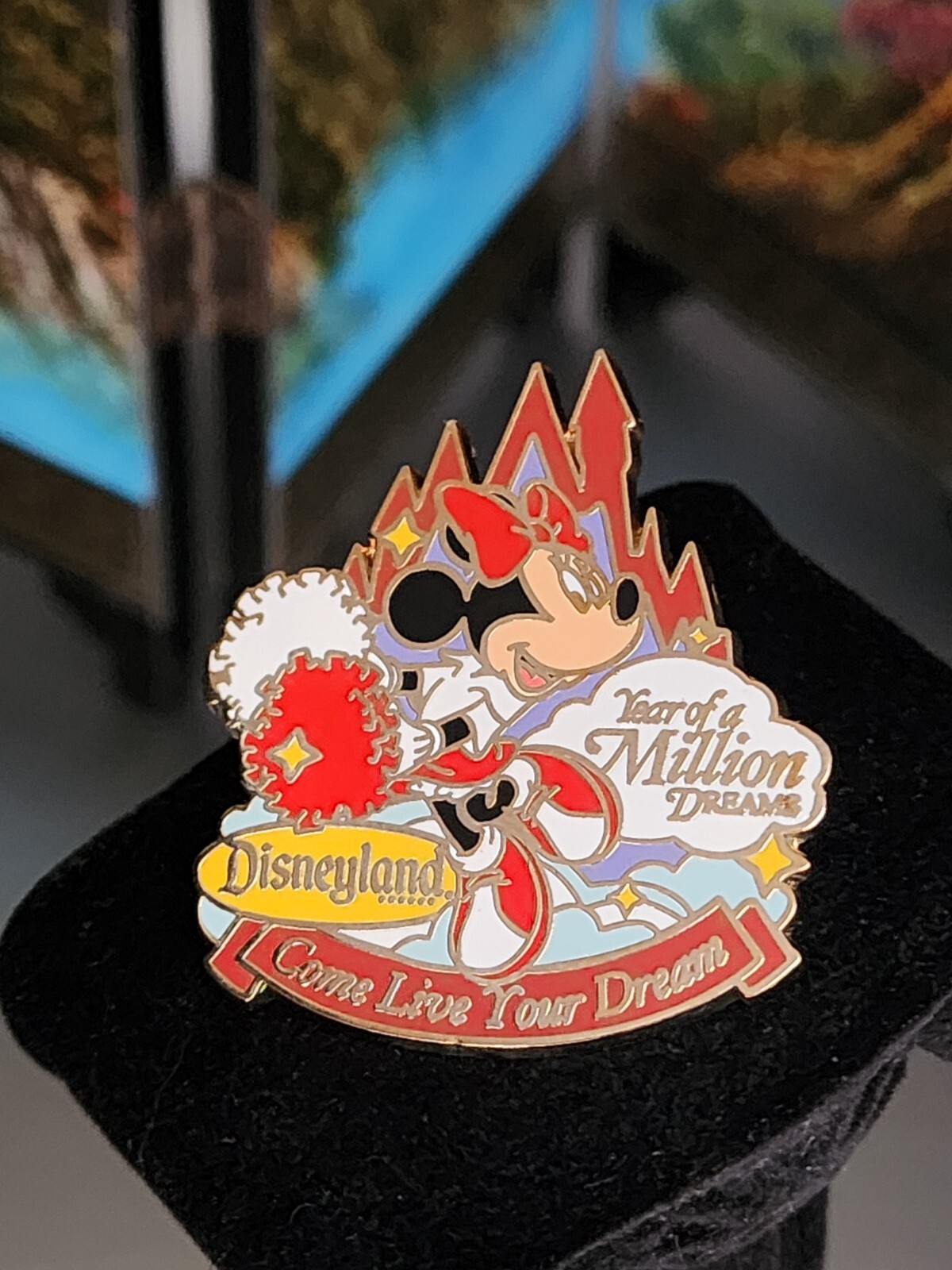 New! Minnie Mouse Pin Brooch DISNEY LAND Resort "Year Of A Million Dreams"