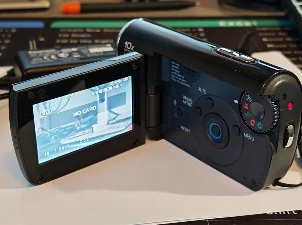 Panasonic SDR-S10 Digital Handheld Camera Camcorder - Image 4 of 4