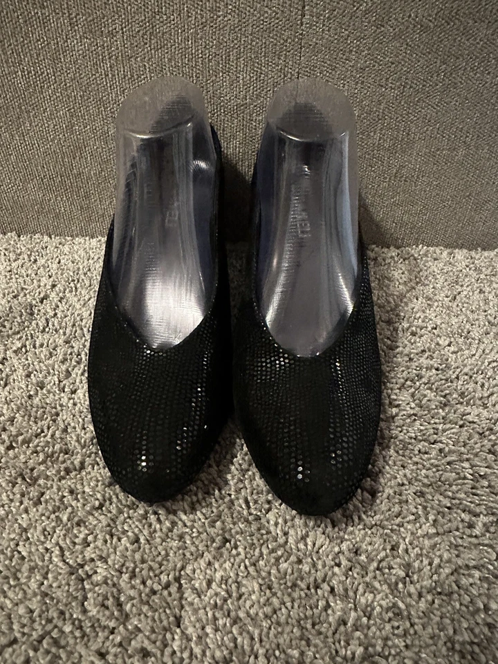 Tacones Vaneli para mujer de gamuza negra con punta de almendra talla 8,5 Foto 2 de 4