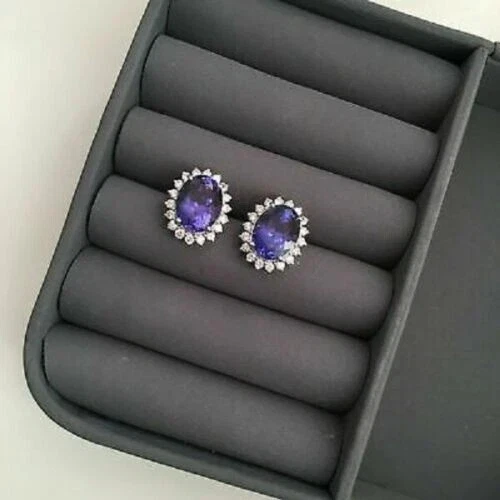 Aretes con halo de tanzanita azul de corte ovalado de 6 quilates creados en laboratorio de oro blanco de 14 quilates Foto 2 de 4