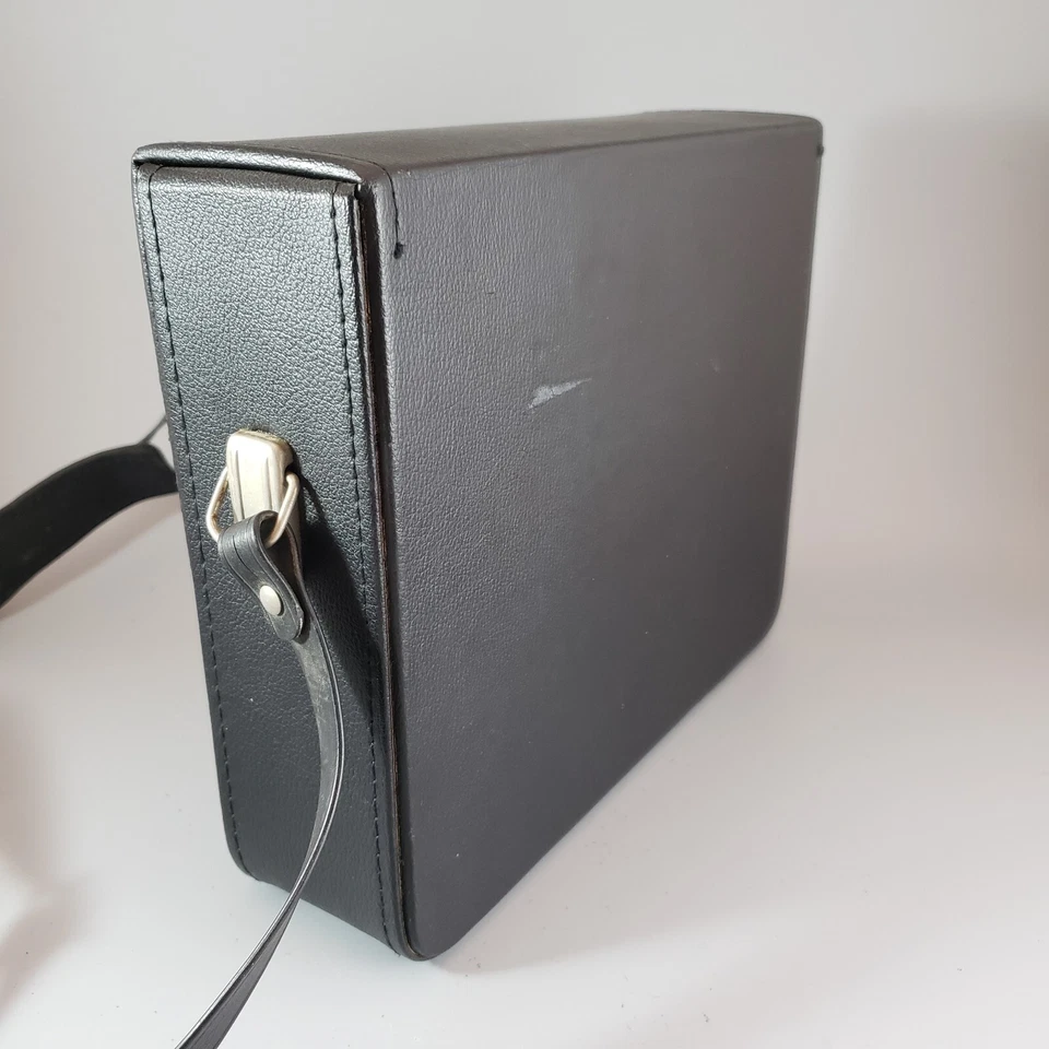 Estuche Rígido Vivitar Vintage 9"x8"x2.5" Forrado con Pana Roja con Cierre Foto 3 de 4