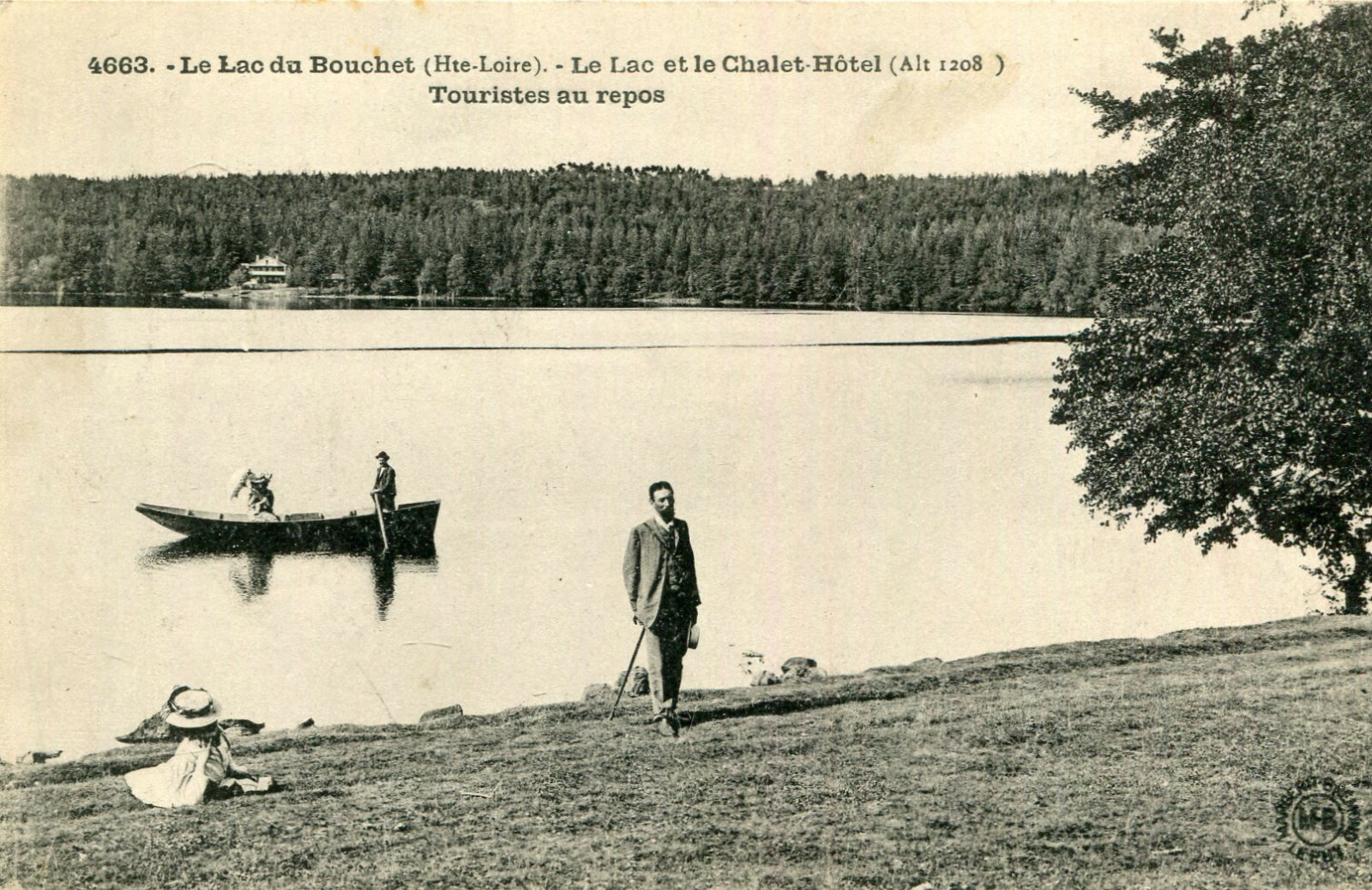 LE BOUCHET SAINT NICOLAS Lac du Bouchet et le Chalet Hôtel Touristes au