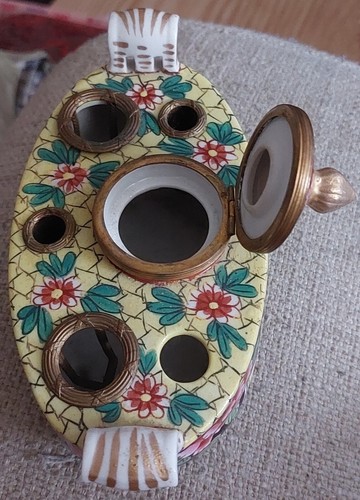 SIGNED ANTIQUE CHINESE FAMILLE NOIRE INK WELL W/ BRUSH & CALLIGRAPHY PEN HOLDERS - Picture 4 of 12