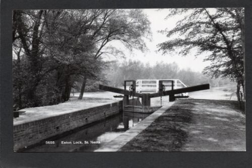 Postcard St Neots Cambridgeshire view of Eaton Lock gates RP - Afbeelding 1 van 2