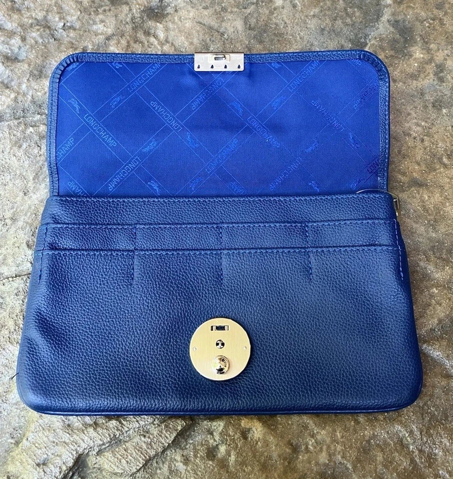 Cartera sin asas Longchamp de cuero Le Foulonné azul cartera con cerradura y llave Foto 4 de 4