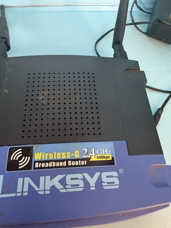 Linksys Wrt54g V6 With Ddwrt And Cables - Image 4 of 4