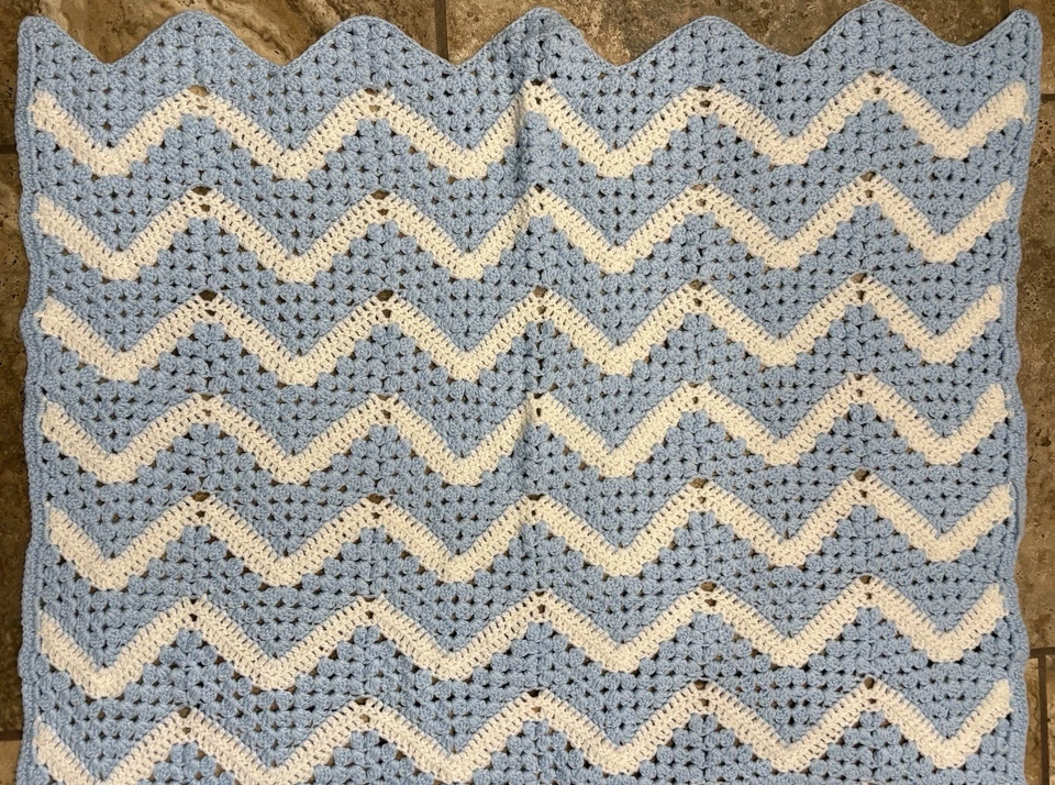 Vintage Azul y Blanco Crochet Chevron Ondulado Bebé Afgano Tiro 37"x 44" Foto 4 de 4