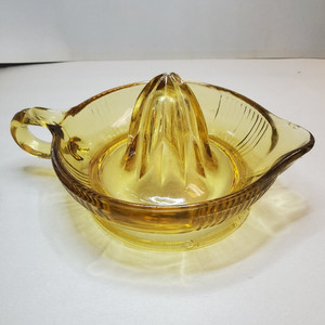 Amber Glass Manual Citrus Juicer Reamer w/ Handle & Pour Spout Vintage/Retro