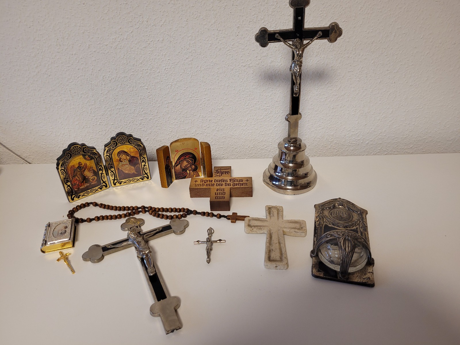Christliche Devotionalien Kruzifix, Orthodoxe Madonnenbildnisse, Weihwassergefäß