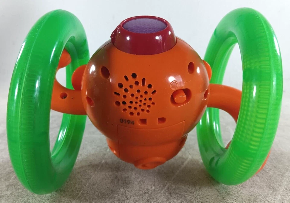 Juguete para bebé gateando mono con luces y sonidos Bright Starts Roll & Glow Foto 3 de 4