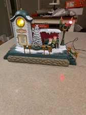 New Bright Holiday Express MUSICAL TRAIN STATION clock tower 384-10