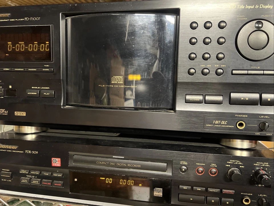 Pioneer PDR-509 Compact Disc Recorder Plays and Records.No Remote Holds 307 CDs - Image 2 of 4