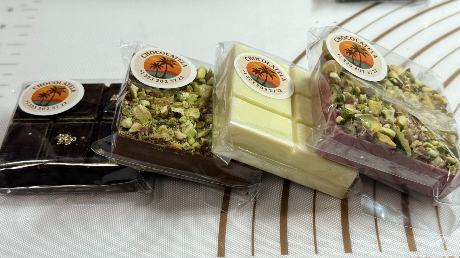 Juego de Chocolate Dubai - 4 Barras Pistacho Baklava Relleno (Leche, Oscuro, Blanco, Rubí).