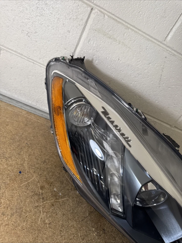 DEFECTIVE 1317 Maserati GranTurismo M145 Right Side Headlight Lamp Xenon G3D Foto 4 de 4