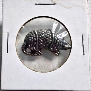 Vintage-ARMADILLO-Metal-Pin-Southwestern-Desert-Animal-Pinback