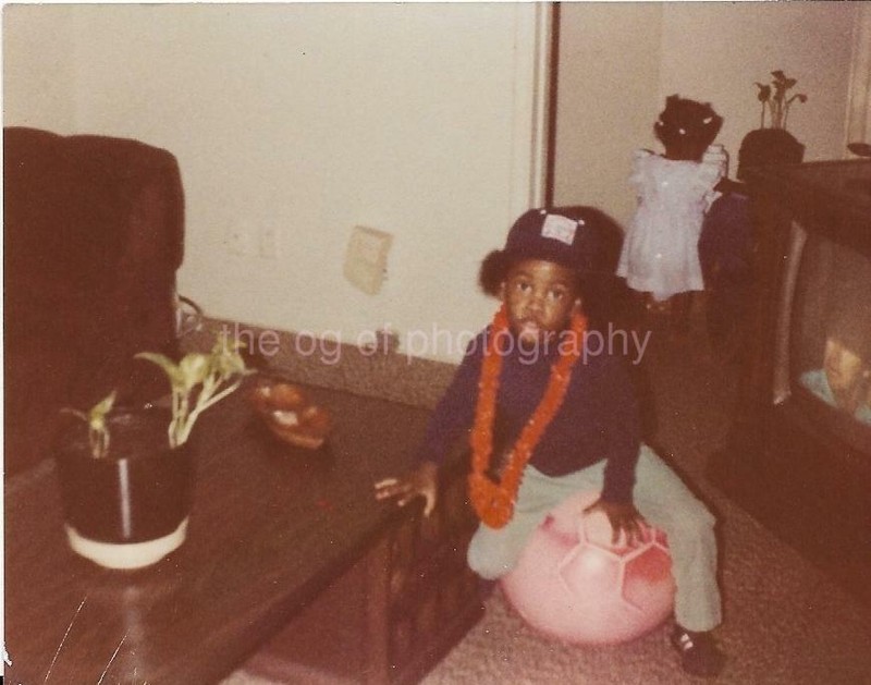 FOUND PHOTO American Kids CHILDHOOD MOMENT Original Snapshot VINTAGE 99 15 F