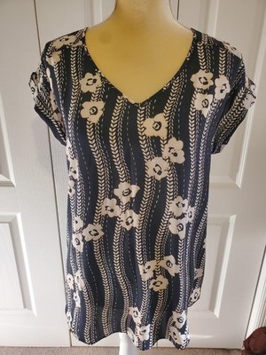 Express Short Sleeve Tunic M Navy White Vneck Polyester Stretch Floral