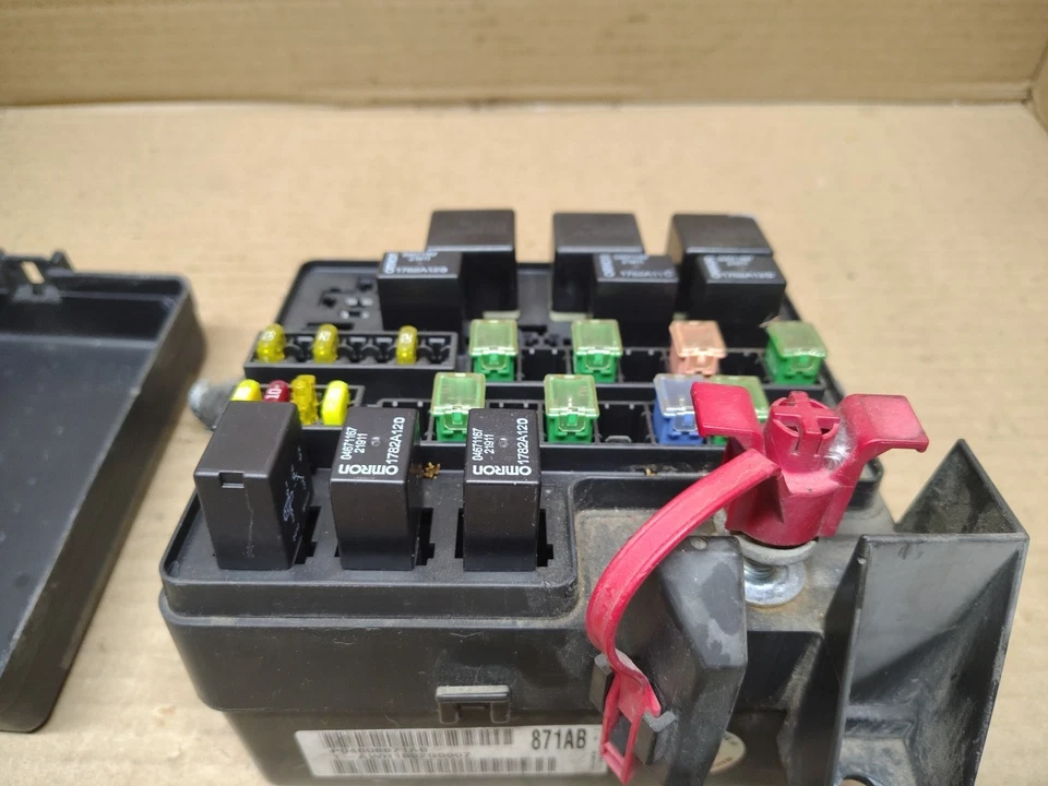 Caja de fusibles de motor Chrysler Sebring 2003 P04608871AB Foto 2 de 4