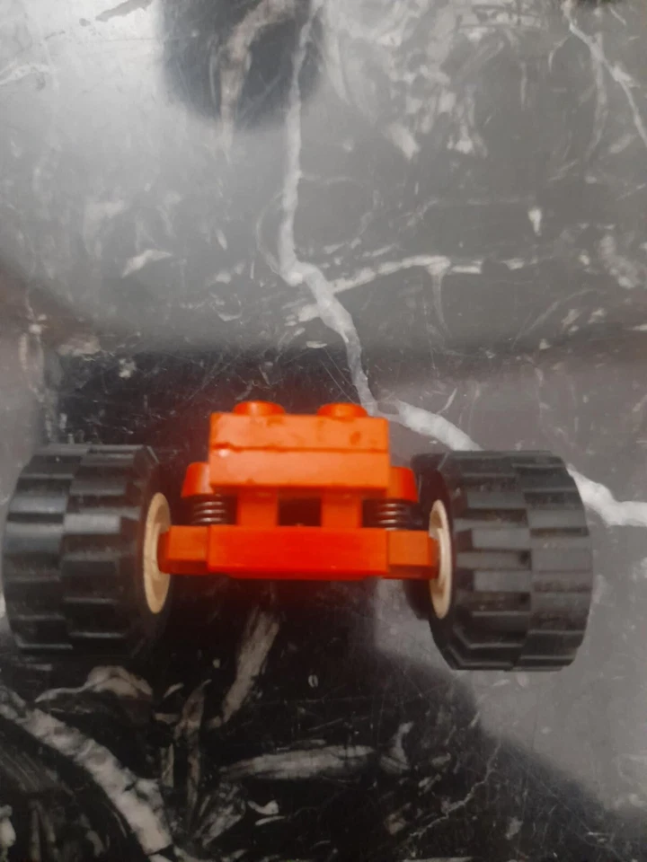 LEGO Technic Wheel Units with Spring Suspension RED & 2 White Wheels - Image 3 of 4
