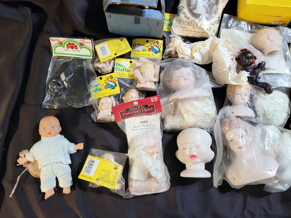Gran Lote Muñeca Vintage Bisque Porcelana Cabezas, Partes del Cuerpo y algunas Pelucas Foto 2 de 4