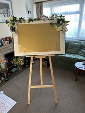 Holzstaffelei und Gestell mit weißen Stoffblumen für Hochzeit/Party Tischpläne