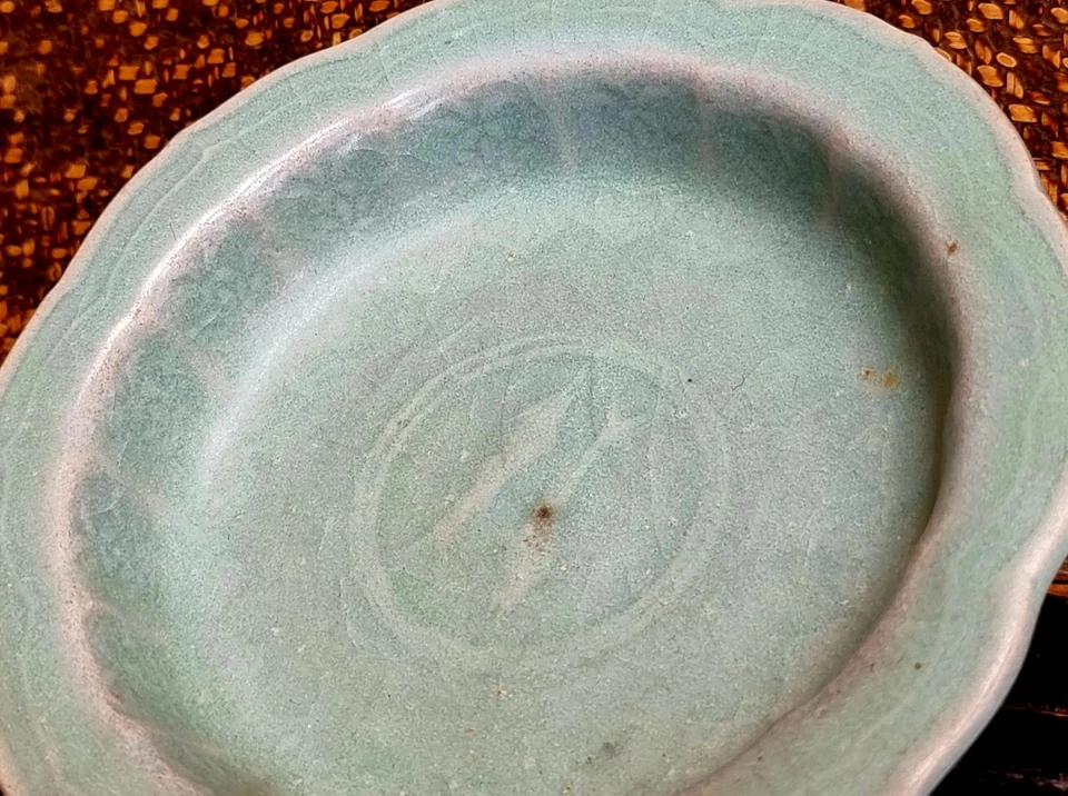 XIII secolo, dinastia coreana Goryeo, piatto con piedi Celadon finemente intarsiato DOPPIO PESCE - Immagine 2 di 4