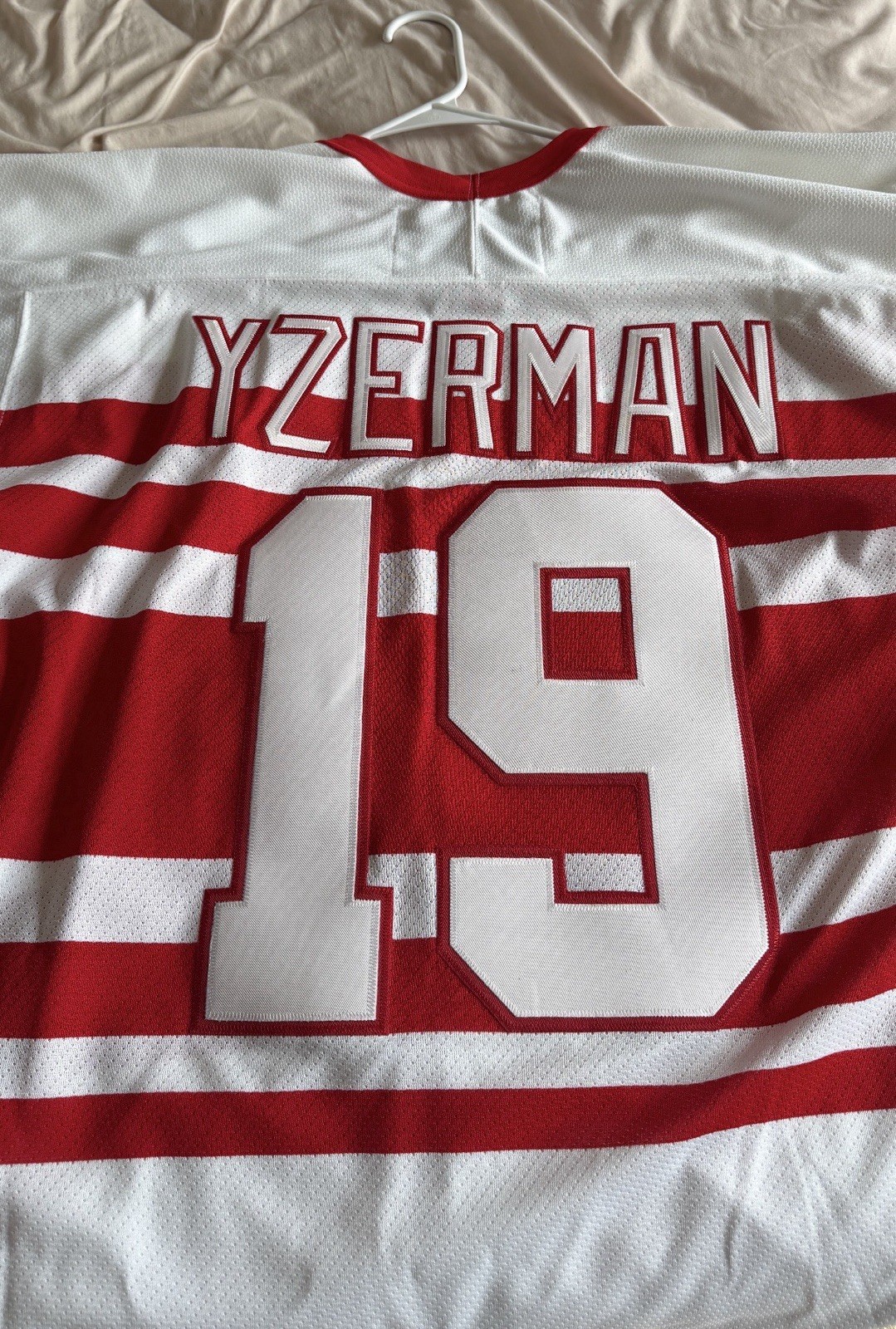 CCM Detroit Red Wings Steve Yzerman #19 Vintage NHL Hockey Jersey XL White/Red