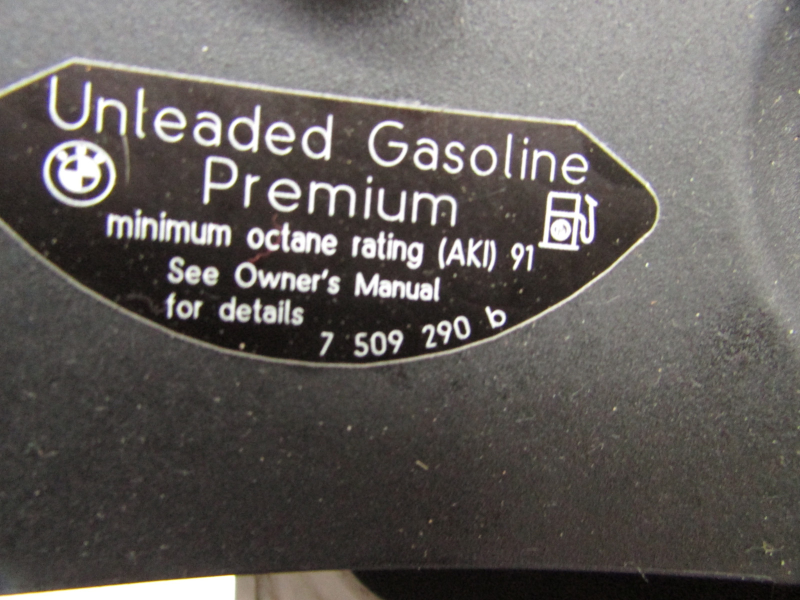 2011 BMW 328xi GAS FUEL LID DOOR COVER CAP WHITE 7 509 290 OEM 07 08 09