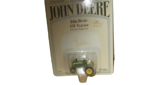 1/64 John Deere 5020 Tractor with 876 V Tank Spreader - new in