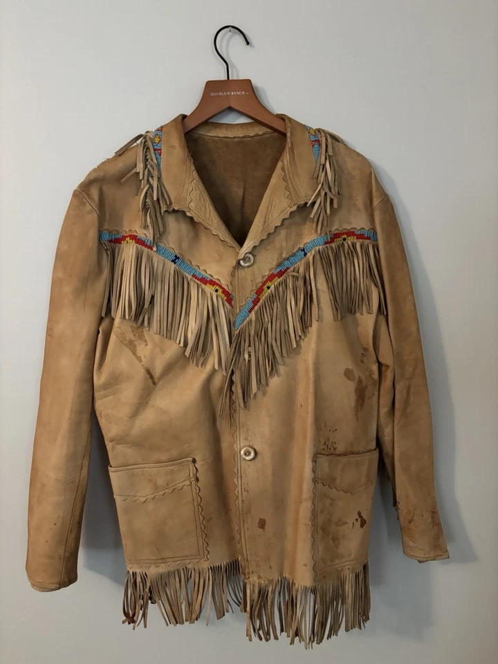 Chaqueta de cuero con flecos de piel de ciervo nativa americana de colección Foto 2 de 4