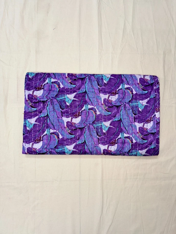 Manta hecha a mano de algodón con estampado de hojas de plátano púrpura kantha gudari. Foto 2 de 4