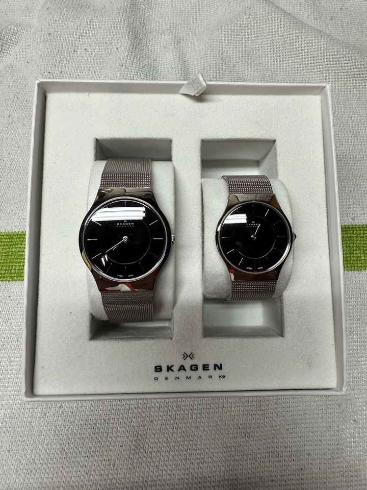Juego de relojes Skagen para él y ella correa de malla tono plata Foto 2 de 4