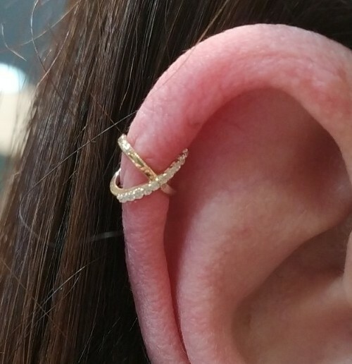 Piercing de cartílago. Oro 18k 750 mls . Cruzado con circonitas