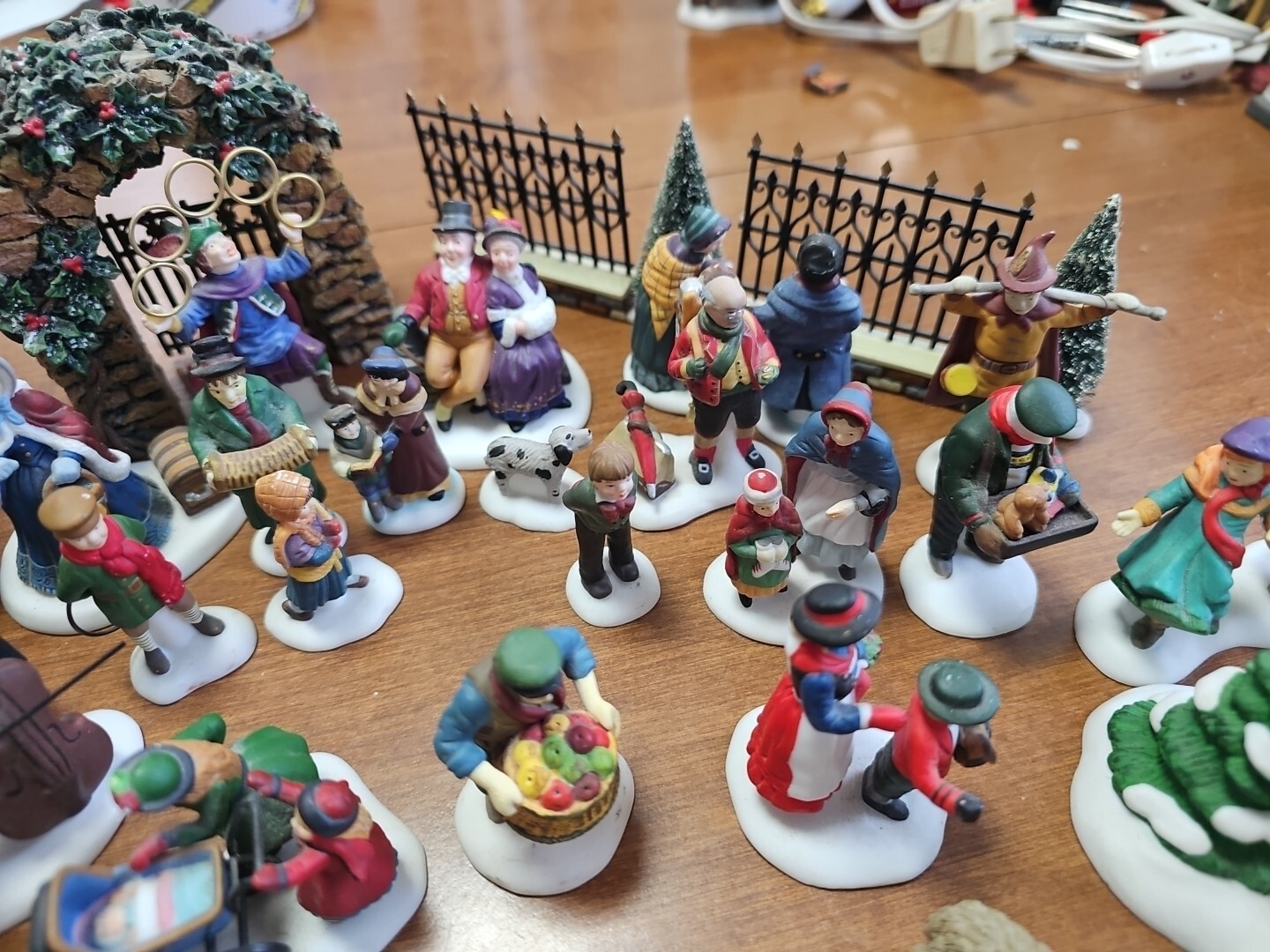 LOT OF 32 DEPT 56 HERITAGE DICKENS VILLAGE ACCESSORIES FIGURINES DECOR