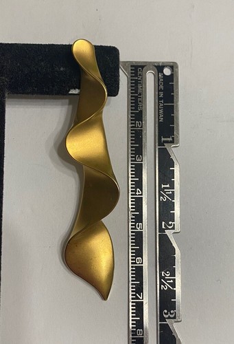 Pendientes colgantes vintage de remolino mate tono dorado - Imagen 4 de 4