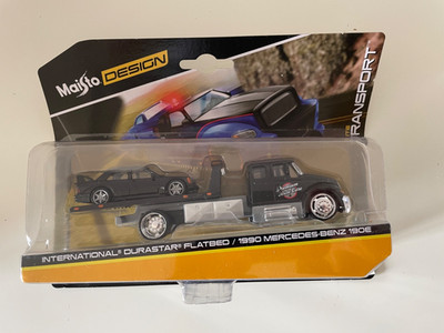 Maisto Flatbed 1990 Mercedes Benz 190E inkl. Transporter Schwarz  1:64