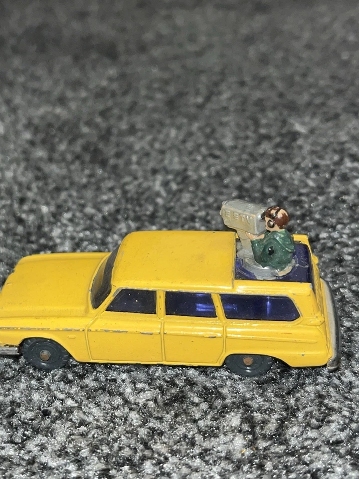 Coche de juguete Husky Studebaker Wagonaire modelo vintage coleccionable camarógrafo amarillo Foto 3 de 4