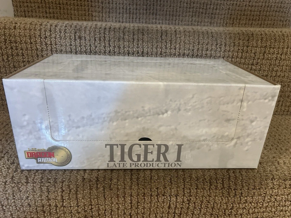 Dragon Armor 1:35 Tiger I Late Production Pz.Abt. 505, Nowe Koszary '44 No 61019 - Image 3 of 4