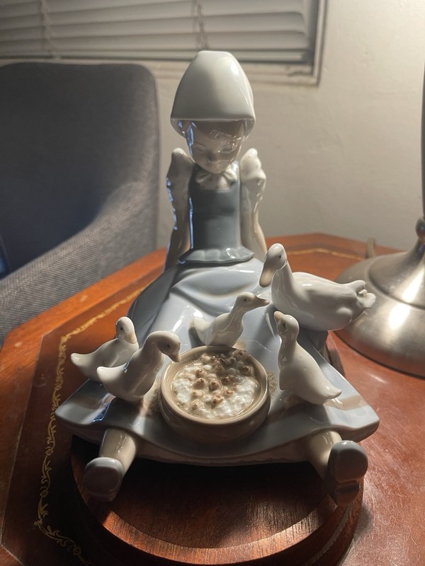 Lladro '79 My Hungry Brood Girl Feeding Ducks #5074 Retired NO BOX EXCELLENT Con