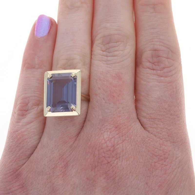 Anillo solitario vintage de zafiro con cambio de color creado en laboratorio de oro amarillo 10 k 12,50 quilates Foto 2 de 4