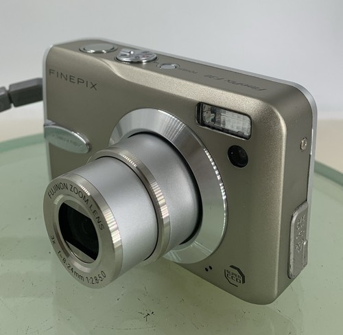 Fujifilm FINEPIX F30 DIGITALKAMERA SILBER MIT 1GB KARTE+TASCHE+LADEGERÄT GETESTET- 624 - Bild 3 von 8