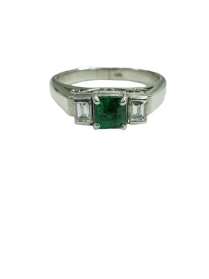Nachlass 1/2 ctw Kolumbianischer Smaragd & VS Baguette Diamant Trilogie Ring Platin