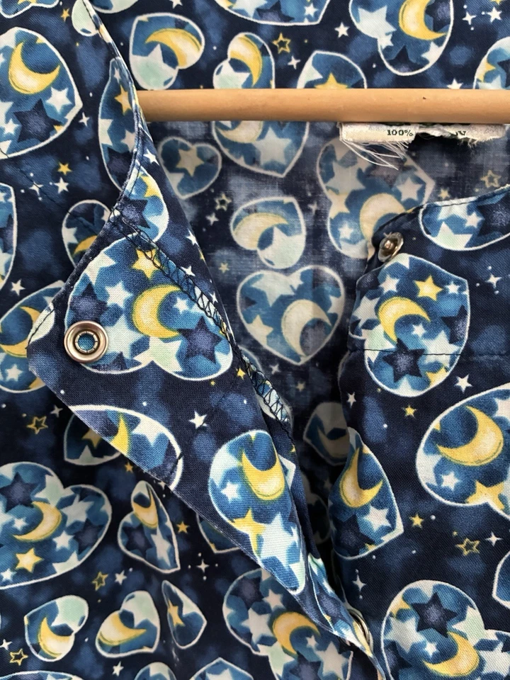 Blusa Médica Crest Cottons Mujer Corazón Luna y Estrellas Botón a Presión Manga Larga Azul M Foto 3 de 4