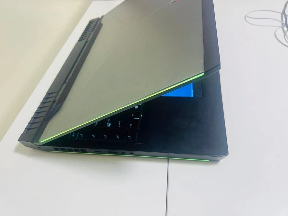 Dell Alienware 17R4 Gaming Laptop i7-7820HK 16GB RAM GTX 1070 17" 2K 120Hz - Image 4 of 4