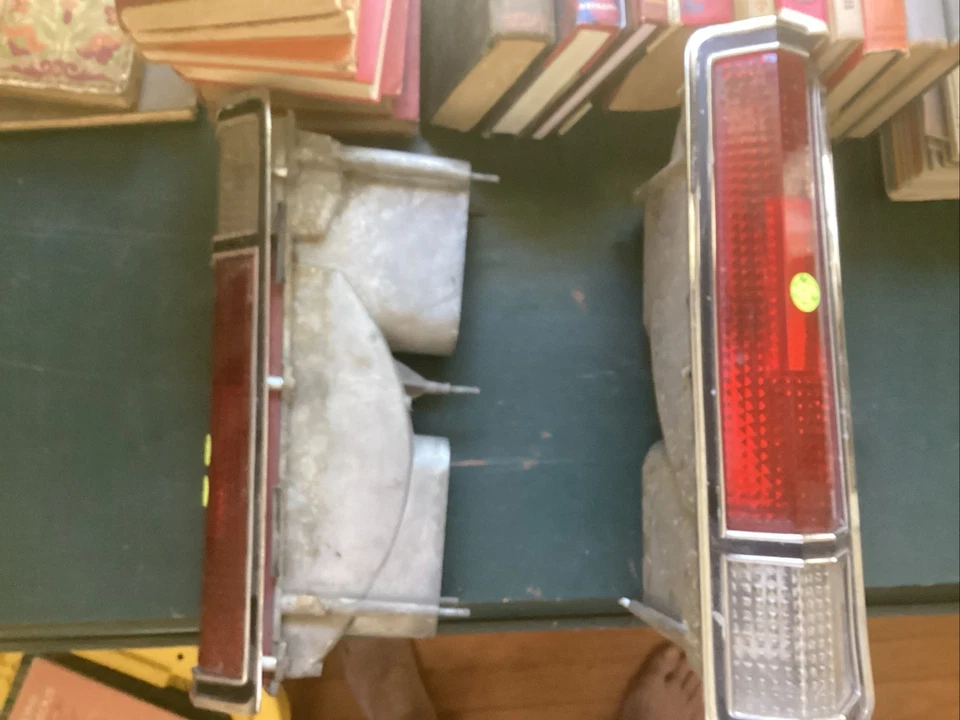 Luces traseras Chrysler Newport 1968 lados derecho e izquierdo Foto 2 de 4