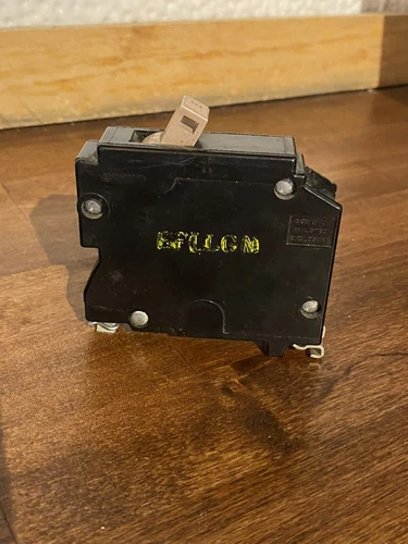 CH115 Cutler-Hammer Type CH  1 Pole 15 Amp 120V FULL NOTCH METAL FOOT
