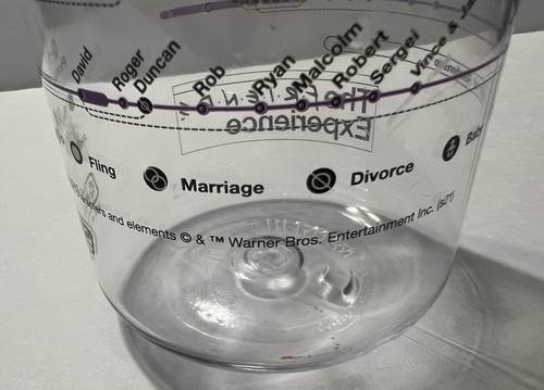The Friends Experience Water Bottle With Character Relationships Around It - 第 11/13 張圖片