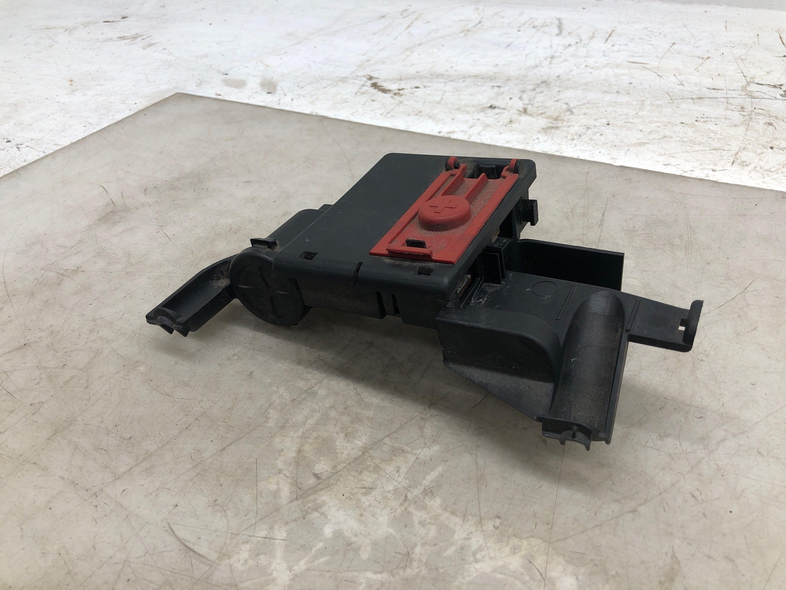 2016-2020 BENTLEY BENTATGA POWER DISTRIBUTION JUNCTION BOX POSITIVE JUMPER POINT